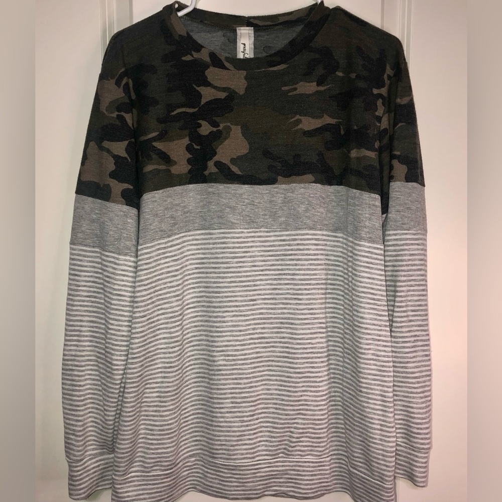 Grateful Hearts Boutique Color Block Lightweight sweatshirt Top Size Large